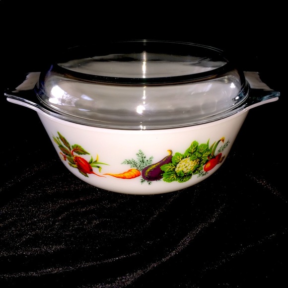 Vintage English Pyrex Round Casserole - Picture 2 of 5